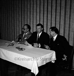 Landesverband der vertriebenen Deutschen LvD, Kreisverband Stormarn: Ahrensburg, Hotel-Restaurant Lindenhof: außerordentliche Arbeitstagung: Kreisvorsitzender Wolfgang Stephani, stellvertretender Vorsitzender Georg Wolfgang Dittmer und Gast Bundesminister für Vertriebene Kai-Uwe von Hassel am Tisch
