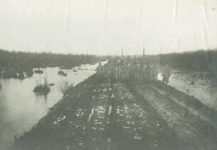 Kampfgebiet östlich Brest-Litowsk: deutsche Truppen und Pferdewagen auf Deichdamm in Seengebiet