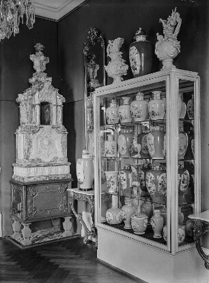 Moritzburg. Schloss. Porzellan-Quartier. Meißner Ofen und Schrank mit frühem Meißner Porzellan (Löwenfinck-Vasen von Kändler, Teile aus dem Service mit meergrünem Fond)