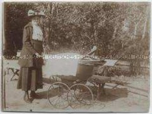 Mutter mit Kinderwagen am Lietzensee