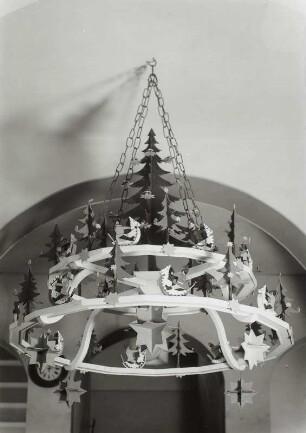 Hängeleuchter mit Reiterfiguren : Hängeleuchter mit Reiterfiguren. Holz, gedreht, geschnitzt, bemalt. Erzgebirge, um 1930. Seiffen: Erzgebirgisches Spielzeugmuseum