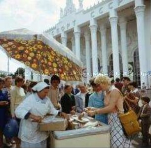 Freundschaftszug der DSF in die Sowjetunion: Eisverkauf auf dem Allrussischen Ausstellungsgelände in Moskau