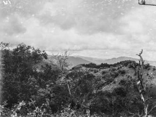 Landschaft : Blick von einer Anhöhe in das Tal und auf die bergige Umgebung