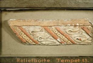 Relieffries aus Blätter und Perlschnur