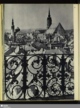 93 Das gewaltige Dach des Doms beherrscht die Stadt