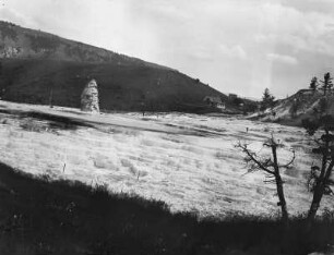 Liberty Cap : Sinterterrassen von Mammoth Hot Springs im Yellowstone-Nationalpark. Mittig die versiegte Thermalquelle Liberty Cap