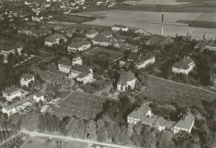 Arnsdorf. Ortsteilansicht mit Landes-Heil- und Pflegeanstalt Arnsdorf (Sächsisches Krankenhaus für Psychiatrie und Neurologie). Luftbild-Schrägaufnahme von Südost