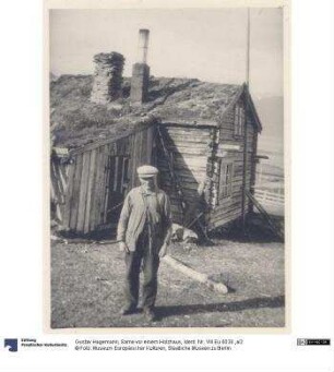 Same vor einem Holzhaus