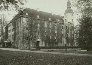 Schloss Baruth, Ost- und Südseite mit Wassergraben