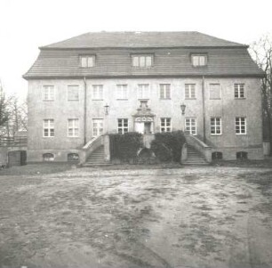 Vetschau-Lobendorf. Gutshof. Ehemaliges Gutshaus (1701/1800, um 1925). Eingangsfront