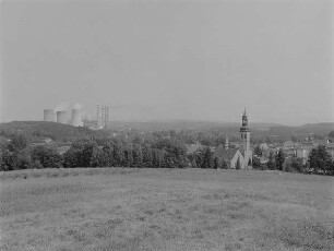 Ortsteilansicht mit Pfarrkirche St. Peter und Paul und Kraftwerk Turoszów (Polen)