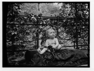 Dresden-Blasewitz, Regerstraße 22. Kinderbildnis von Friedrike Apel im Garten