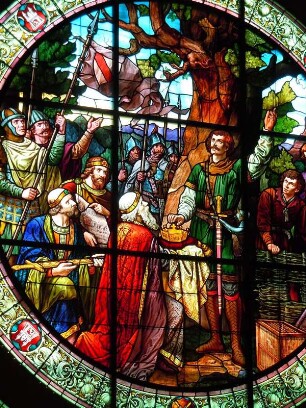 Quedlinburg - Glasbild im Rathaussaal : Ein farbiges Glasbild im Rathaussitzungsaal stellt Szenen aus der Stadtgeschichte dar. Aufgenommen in Quedlinburg am 9. September 2012