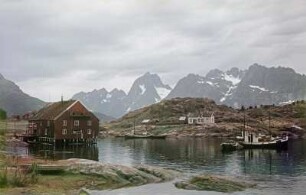 Digermulen, Speicherhaus im Vest-Fjord : Reisefotos Norwegen. Digermulen. Ortsteilansicht mit Speicherhaus in einer Bucht des Vest-Fjords