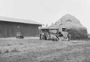 Dreschmaschine mit Riemenantrieb : Technikgeschichte | Industrie und Technik | Landwirtschaft
