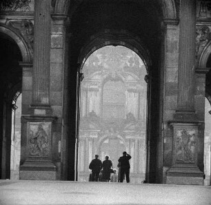 Dresden-Altstadt. Sempergalerie (1847-1855, G. Semper). Durchgang