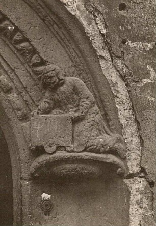 Freiberg (Sachsen), Kirchgasse 13, ehemaliges Oberhüttenamt, heute Wohnhaus, Sitznischenportal mit Figuren von Bergleuten, Detail: Kämpferfigur