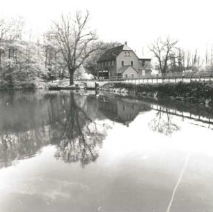 Colditz-Hohnbach, Geithainer Straße 105. Teichhaus (um 1900). Ansicht über den Dorfteich