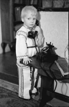 Bukarest: Söhnchen [Festenberg], am Telefon im rumänischen Kostüm