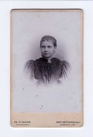 Fotografie einer sehr jungen Frau oder eines Mädchens