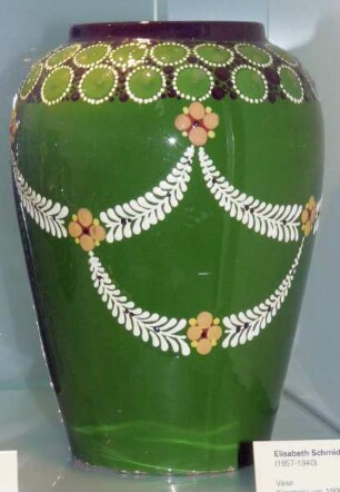 Vase mit Girlanden