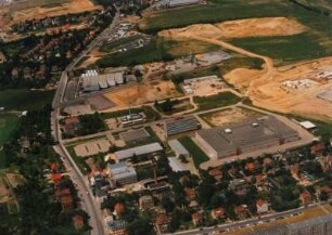 Dresden-Gorbitz. Kesselsdorfer Straße zwischen Hirtenstraße und Stadtgrenze. Luftbild-Schrägaufnahme von Osten