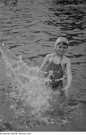 Porträt eines Mädchens im Freibad