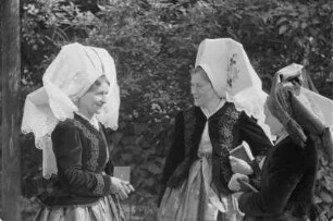 Frauen in Kirchgangstracht nach der Heiligen Messe in Burg. : Žony w kemšacej drasće po Božej mši w Bórkowach.