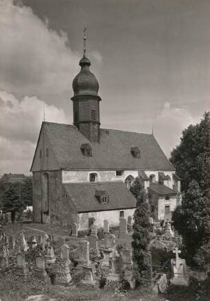 Hartmannsdorf, Blick über den Kirchhof zur Laurentiuskirche