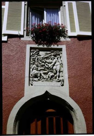 Konstanz: Relief über gotischer Tür und Blumenfenster [Haus zum Schafhirten]