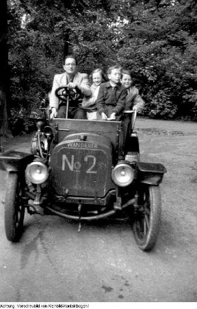 Dresden. 750-Jahr-Feier Dresden: Tag der Gewerkschaften, Veranstaltungen - Kinderfest u.a. mit historischen Automobilen, Pioniereisenbahn im Großen Garten, Fahrt in einer Straßenbahn - Gondelfest - Modenschau auf der Freilichtbühne "Junge Garde" im Großen Garten, etc., Juni 1956 (außerdem: Radrennbahn Bärnsdorfer Straße)