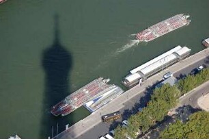Paris - Eiffelturm : Schatten der Spitze des Eiffelturmes, Seine-Ausflugsschiff. Paris, 2006