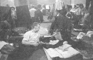 Selbstversenkung des Hochseepassagierdampfers "Columbus" am 19. Dezember 1939, Besatzungsangehörige im Internierungslager auf Ellis Island, zwischen Koffern sitzend
