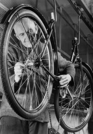 Montage des Hinterrades in einer Fahrrad-Fabrik in Westfalen