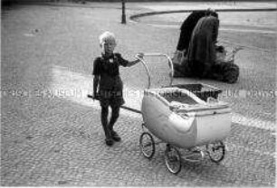 Junge mit Kinderwagen