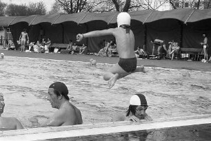 Badebetrieb im Rheinhafenbad