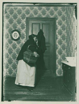 Posierende Frau in Heinrich Zilles Wohnung