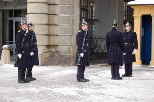 Stockholm - Wachaufzug am Schloss : Dragoner der Königlichen Leibgarde, Wachablösung vor dem Schloss, aufgenommen 2006 in Stockholm
