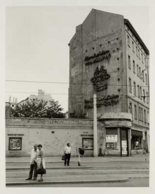 Straßenszene an der Karl-Marx-Straße, Theater des Friedens, Magdeburg