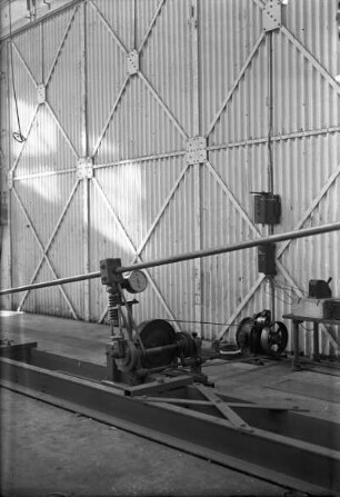 Radebeul-Kötzschenbroda. Elektroarmaturenwerk JWH. Fabrikhalle. Hohlseil-Versuchsstrecke. Detail: Antrieb