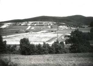 Ruhla, Sportplatz : Ruhla. Sportplatz im Erbstromtal oberhalb der Stadt. Blick von Südwesten über das Tal gegen Liesen- und Kirchberg