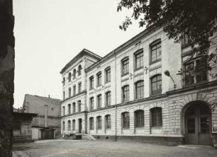 Dresden-Friedrichstadt, Berufliches Schulzentrum für Gastgewerbe Dresden "Ernst Lößnitzer". 1881 erbaut als XVII. Bezirksschule, später 17. Oberschule "Christian Beham", Hofansicht