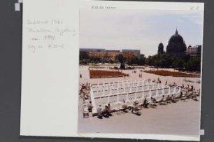 Am Fuße des Fernsehturms. Berlin, Mitte, Alexanderplatz