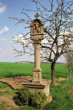 Bildstock mit Darstellung der Kreuzigung