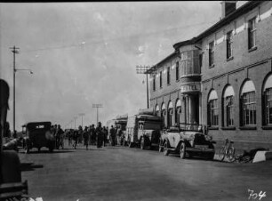 Das Athlone Hotel : Blick auf ein Hotelgebäude mit Automobilen und Personen davor