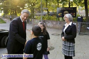 Der Regierende Bürgermeister von Berlin, Klaus Wowereit (links) besucht die Ludwig-Bechstein-Grundschule.