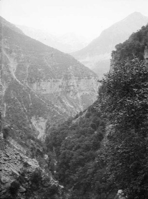 Schlucht : Blick in eine Schlucht im Gebirge