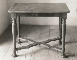 Tisch mit gedrehten Beinen