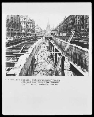 Untergrundbahnstrecke während des Baus in der Tauentzienstraße in Berlin (von Südosten)
