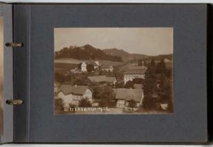 Albumseite mit Ansicht von Dittersbach (heute Jetřichovice / Tschechien) : Album einer Fahrt nach Dittersbach und einer Reise ans Meer 1906. Kartoneinband, geprägt mit Kordelbindung; 13,2 x 18,6 x 1 cm (ab 1906). Dresden: SLUB/DF 2017.A.403